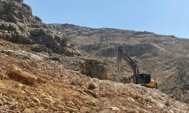 جابجایی صخره در اشکفت سلمان منجر به کشف غار باستانی شد؛ توقف پروژه جاده سلامت شهرداری جابجایی صخره در اشکفت سلمان منجر به کشف غار باستانی شد؛ توقف پروژه جاده سلامت شهرداری