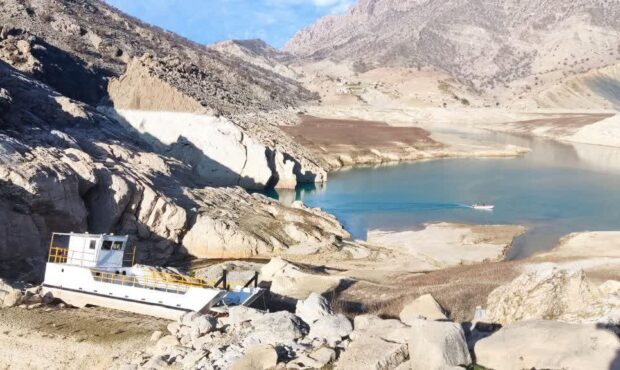 مدیریت به گِل نشسته صدریانفر در ایذه؛ بارج میلیاردی انتقال یافته به کارتا در باتلاق فرو رفت