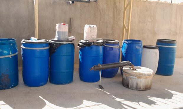 کشف کارگاه ساخت ۵۰۰ لیتر مشروبات الکلی آلوده در ایذه/ دستگیری یک نفر کشف کارگاه ساخت ۵۰۰ لیتر مشروبات الکلی آلوده در ایذه/ دستگیری یک نفر